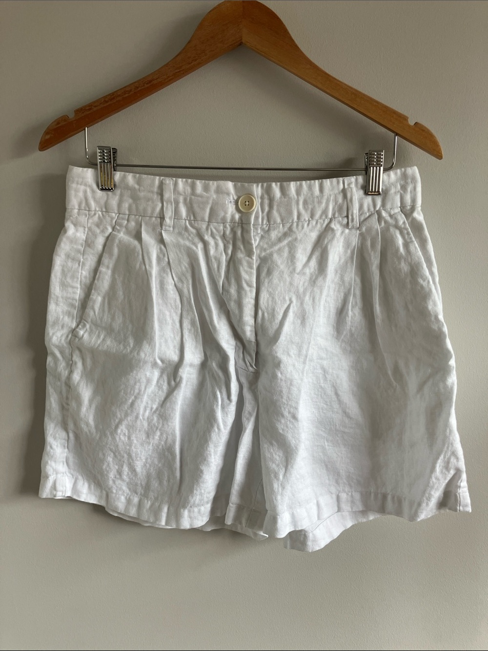 Aritzia Wilfred white 100% organic linen shorts size 10